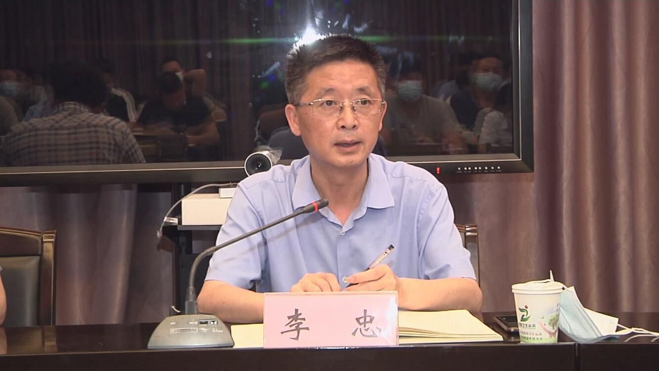 克服麻痹思想绷紧防控弦县委书记李忠连夜主持召开疫情防控工作部署会