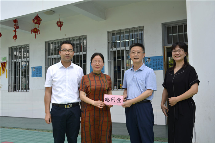 县委书记李忠到新安小学,示范幼儿园进行"六一"慰问