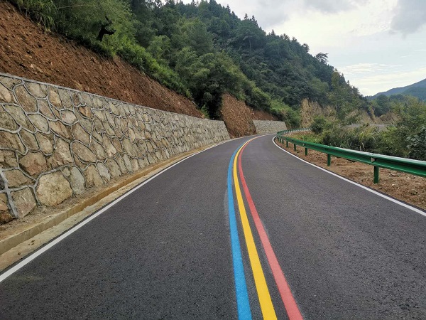 的歙县水竹坑至绩溪大鄣山等公路实施彩色道路标线工程,公路中间的隔