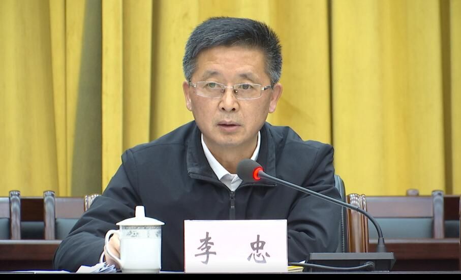 李忠强调,各级各部门要全力抓好外防输入工作,织牢织密防控网络,全力