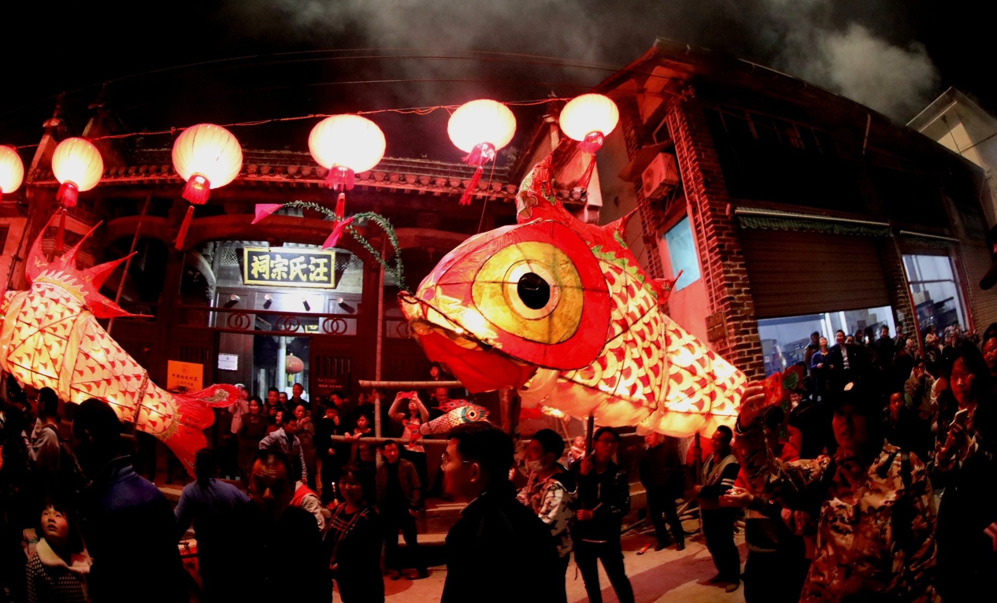 2月24日晚,安徽歙县溪头镇汪满田村农民嬉鱼灯闹元宵,引来游客助力