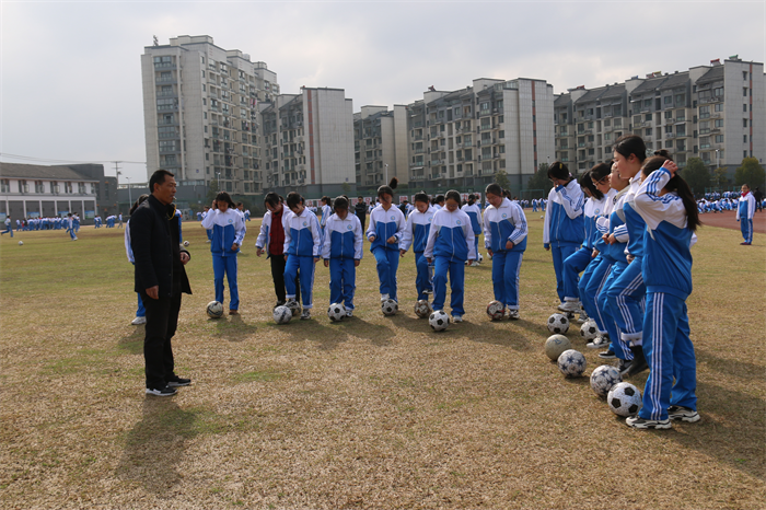 新安中学体育教师程美玲就大课间活动筹备,组织到开展作了详细的说明