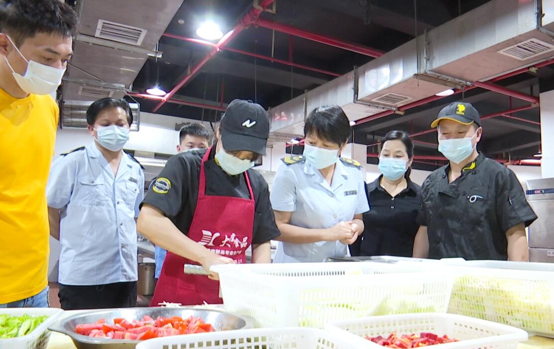 "我们学校也会根据此次检查反馈的意见,进一步加强对食堂从业人员