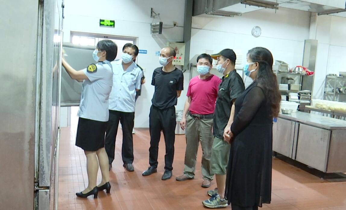 歙县二中两个考点区域,以"厨房"为重点,对考点学校食堂以及周边餐饮店