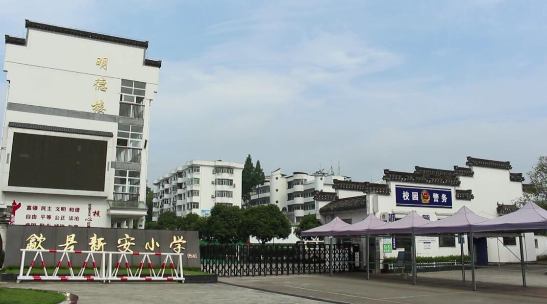 6月5日,在新安小学备用考场内,各个教室已经按照高考考场要求布置完成