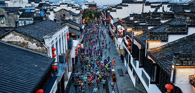 2026黄山徽州古城越野赛鸣笛开跑！5000余名选手在歙县山水间奔跑