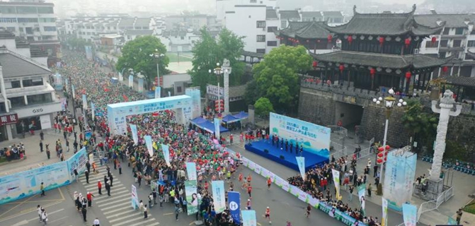 歙县：2025黄山·歙县新安江山水画廊马拉松开赛 万名跑友角逐赛道 感受春日之美