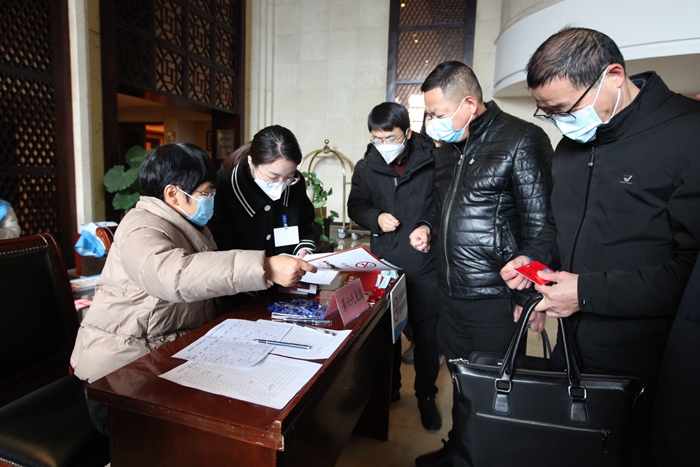 出席歙县第十八届人民代表大会第三次会议代表陆续向大会报到